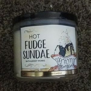 Hot fudge sundae